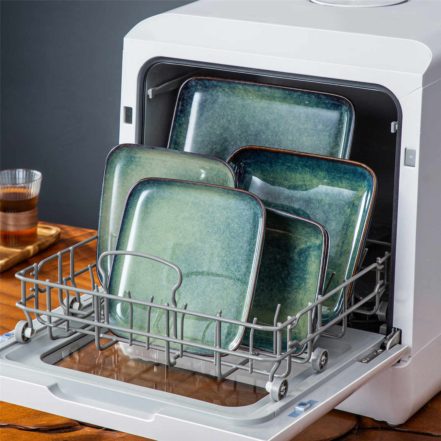 Stern 16 Piece Dinnerware Set