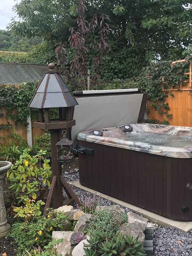 Quattro Hot Tub 4-Person Spa with Lounger & Captain’s Chair